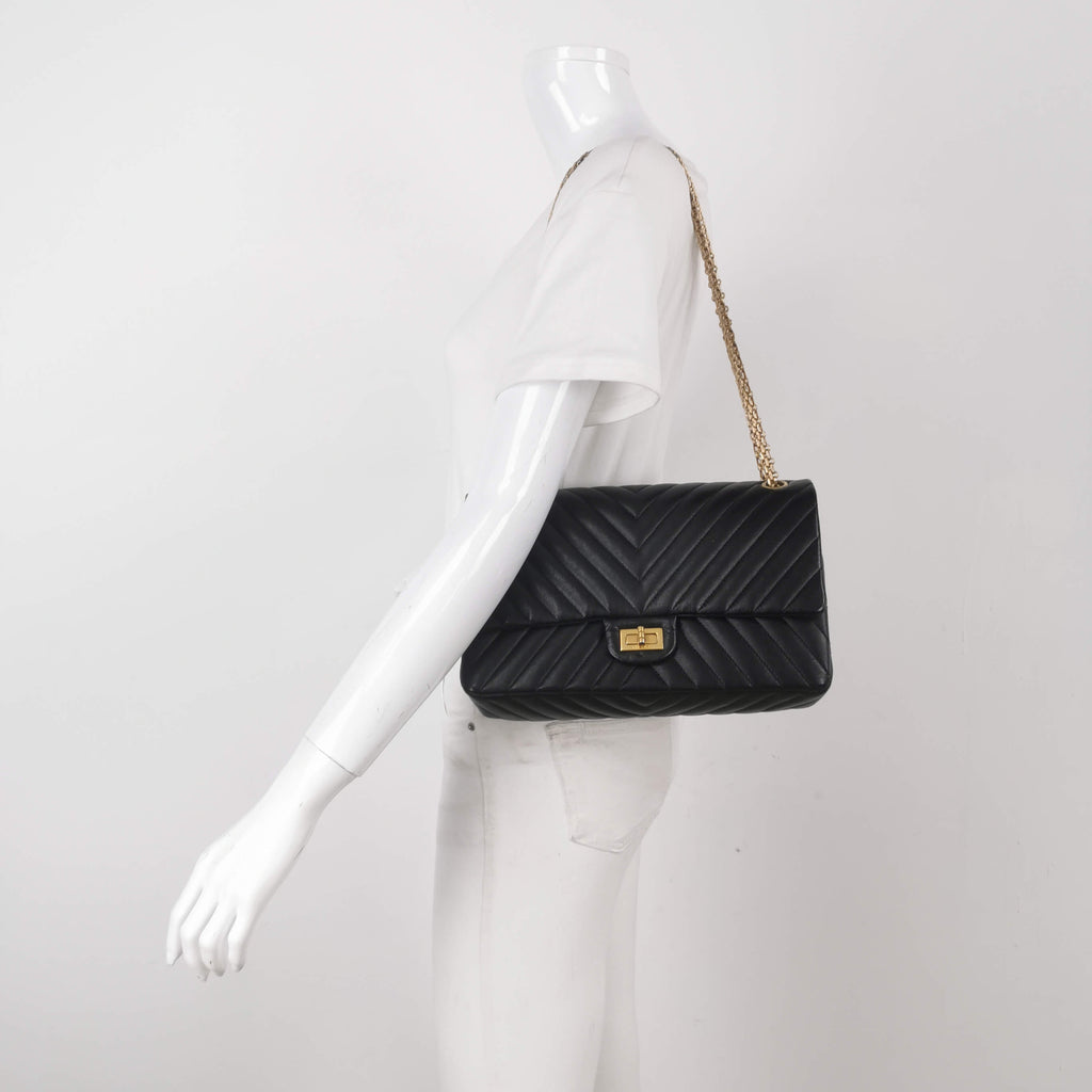 Borsa 2.55 Medium in pelle nera con fodera beige