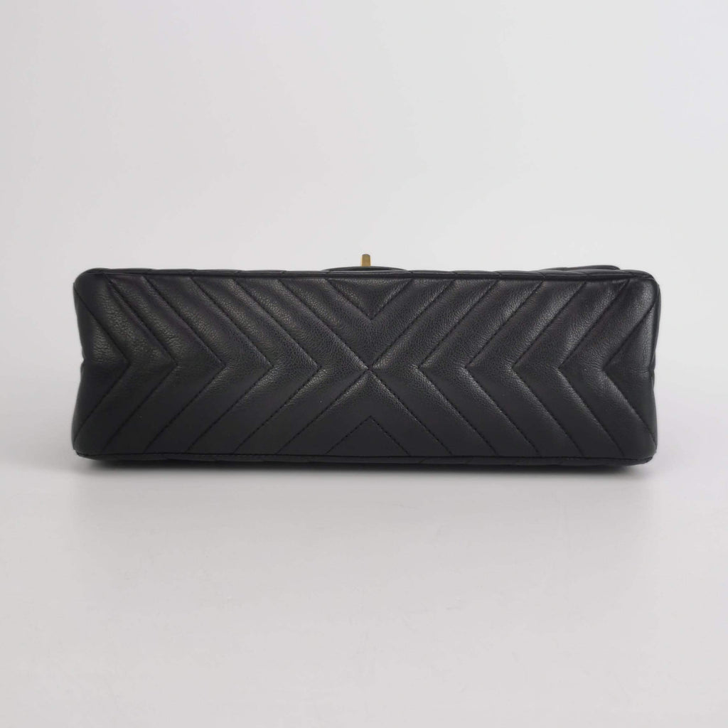Borsa 2.55 Medium in pelle nera con fodera beige