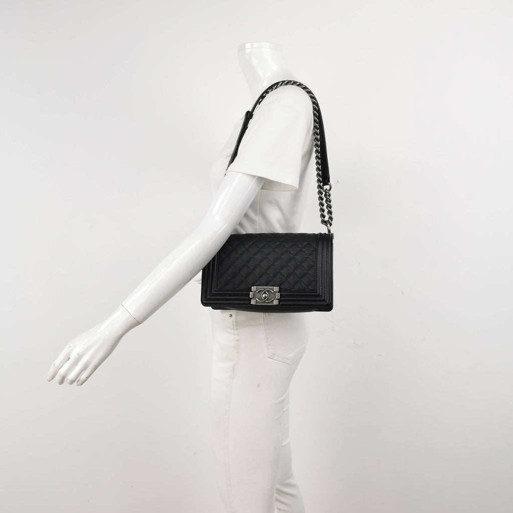 Chanel Boy Medium aus schwarzem Kaviarleder