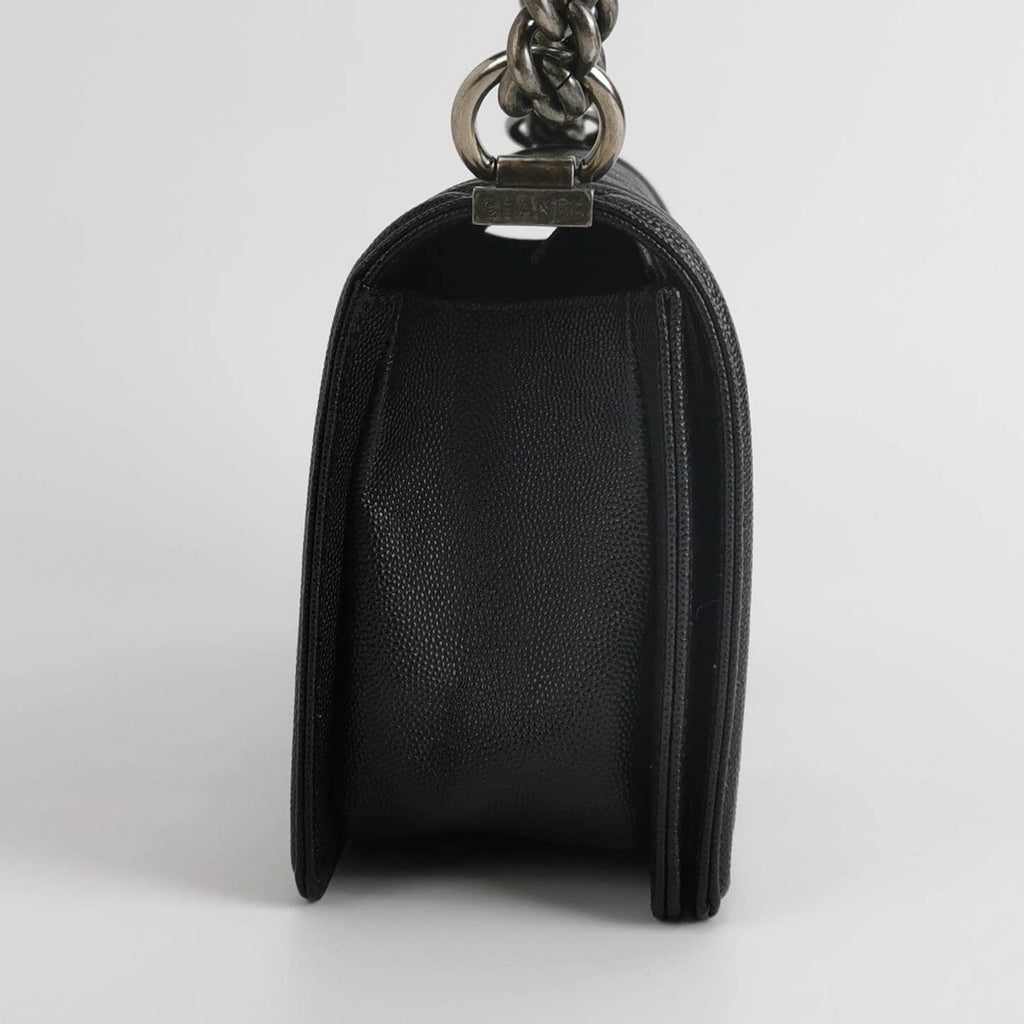 Chanel Boy Medium aus schwarzem Kaviarleder