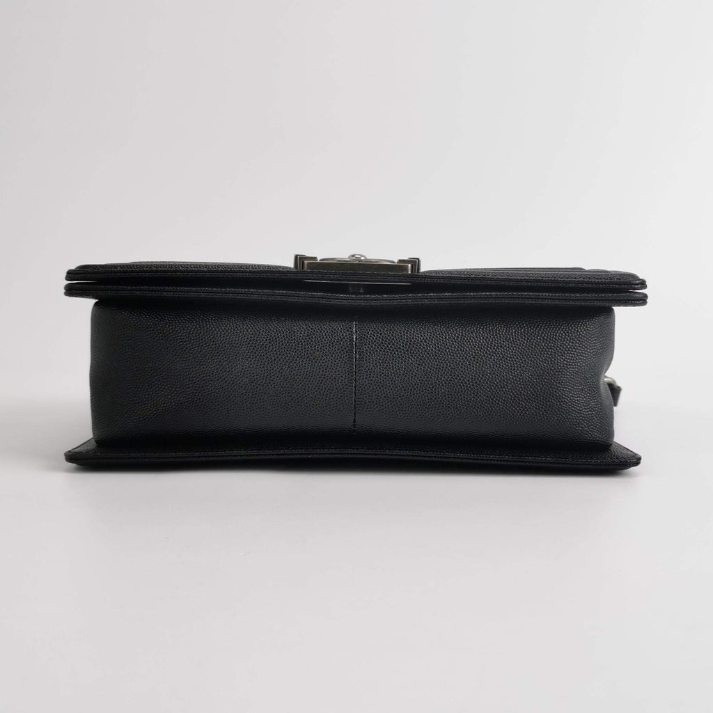 Chanel Boy Medium aus schwarzem Kaviarleder