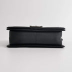 Chanel Boy Medium aus schwarzem Kaviarleder