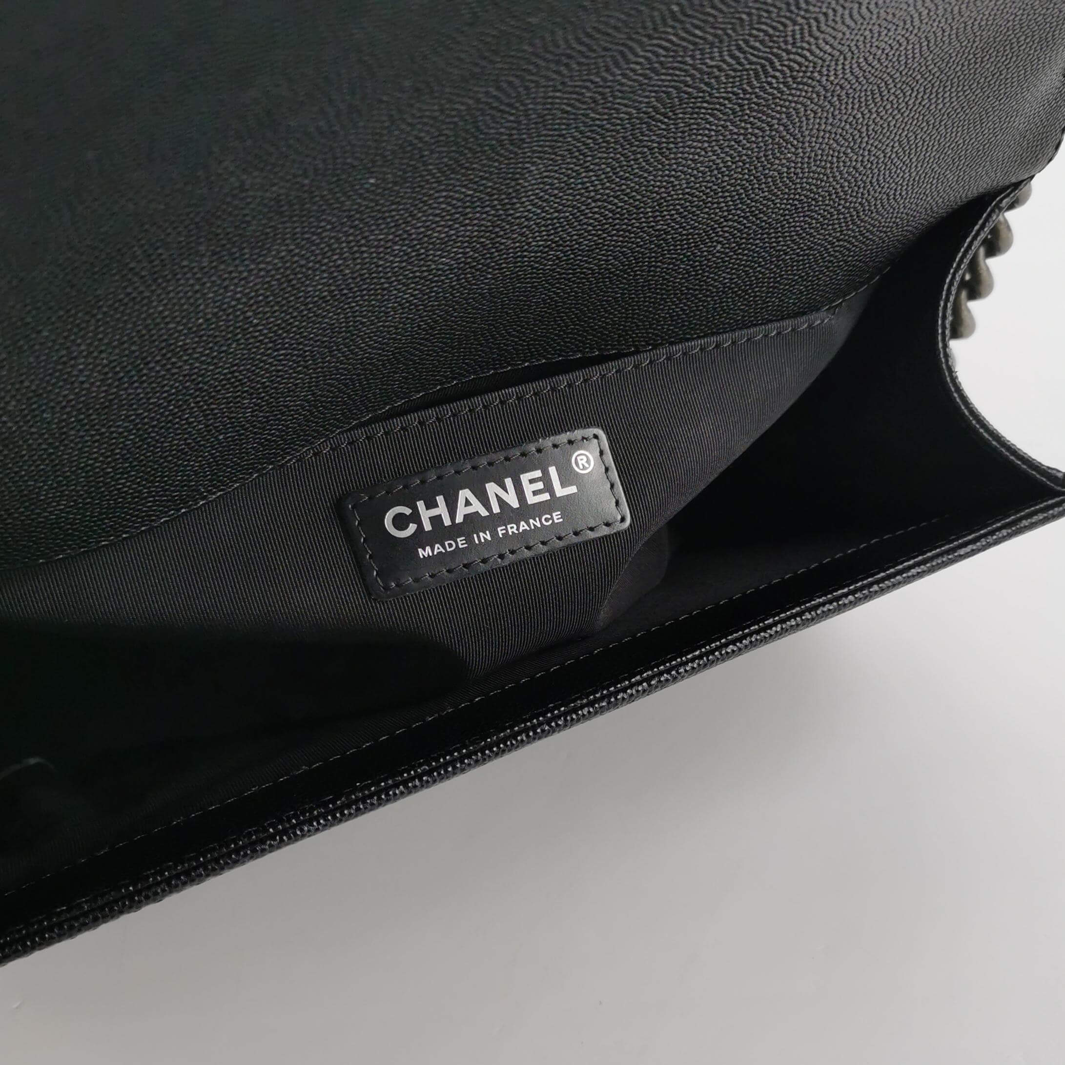 Chanel Boy Medium aus schwarzem Kaviarleder