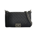 Chanel Boy Medium aus schwarzem Kaviarleder