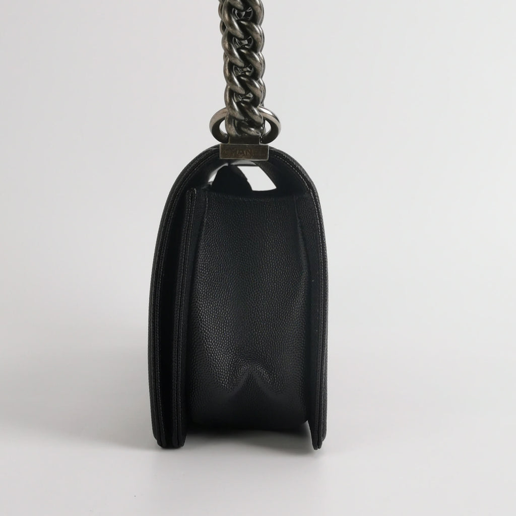 Chanel Boy Medium aus schwarzem Kaviarleder