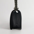 Chanel Boy Medium aus schwarzem Kaviarleder