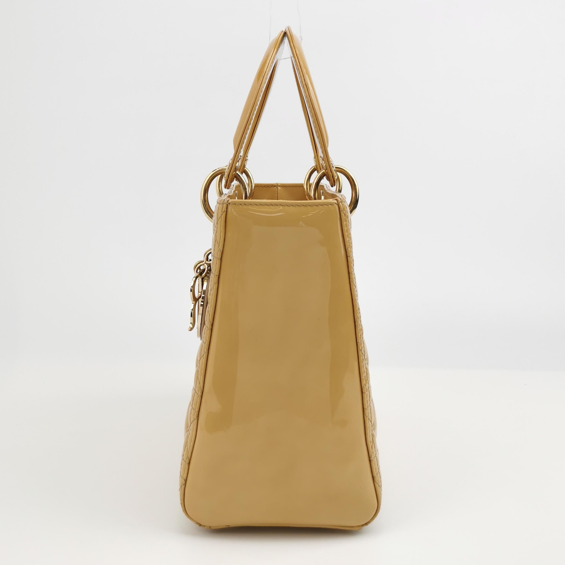 Borsa Lady Dior in pelle verniciata beige