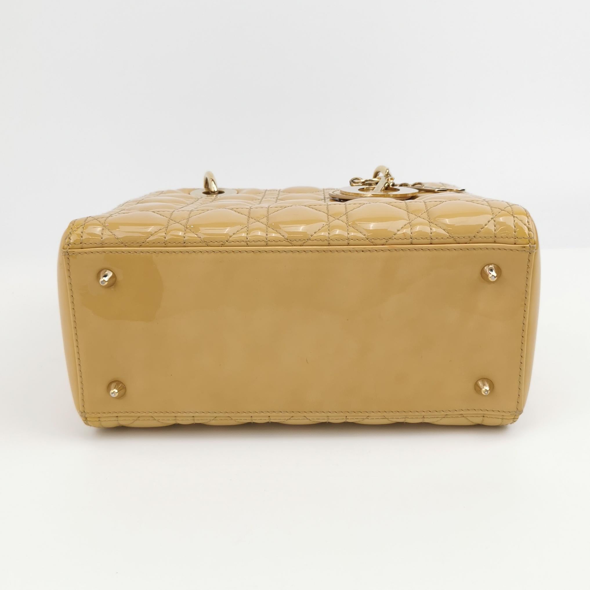 Borsa Lady Dior in pelle verniciata beige