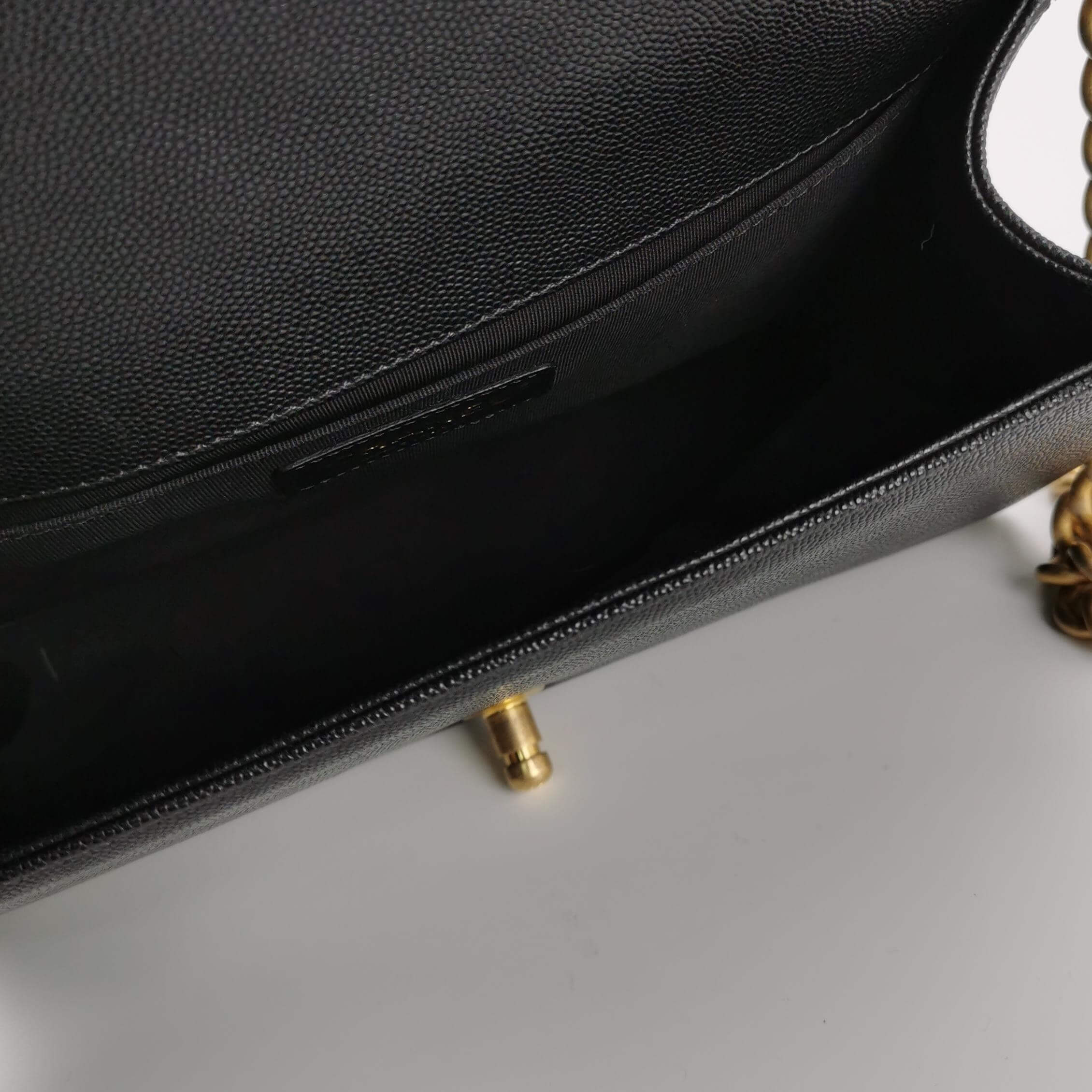 Borsa Boy Media in caviar nero in pelle