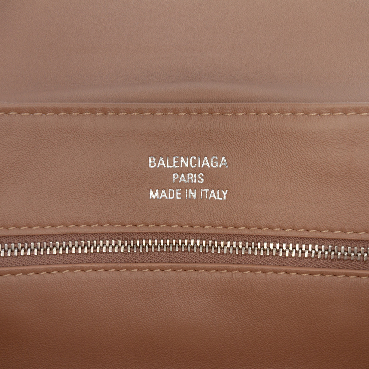Sac Balenciaga Distressed Satin Leopolda Pochette – photo 5