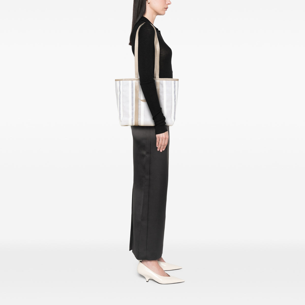 Sac Balenciaga Medium Woven Cuir de veau Barbes East West Cabas Bag – photo 11