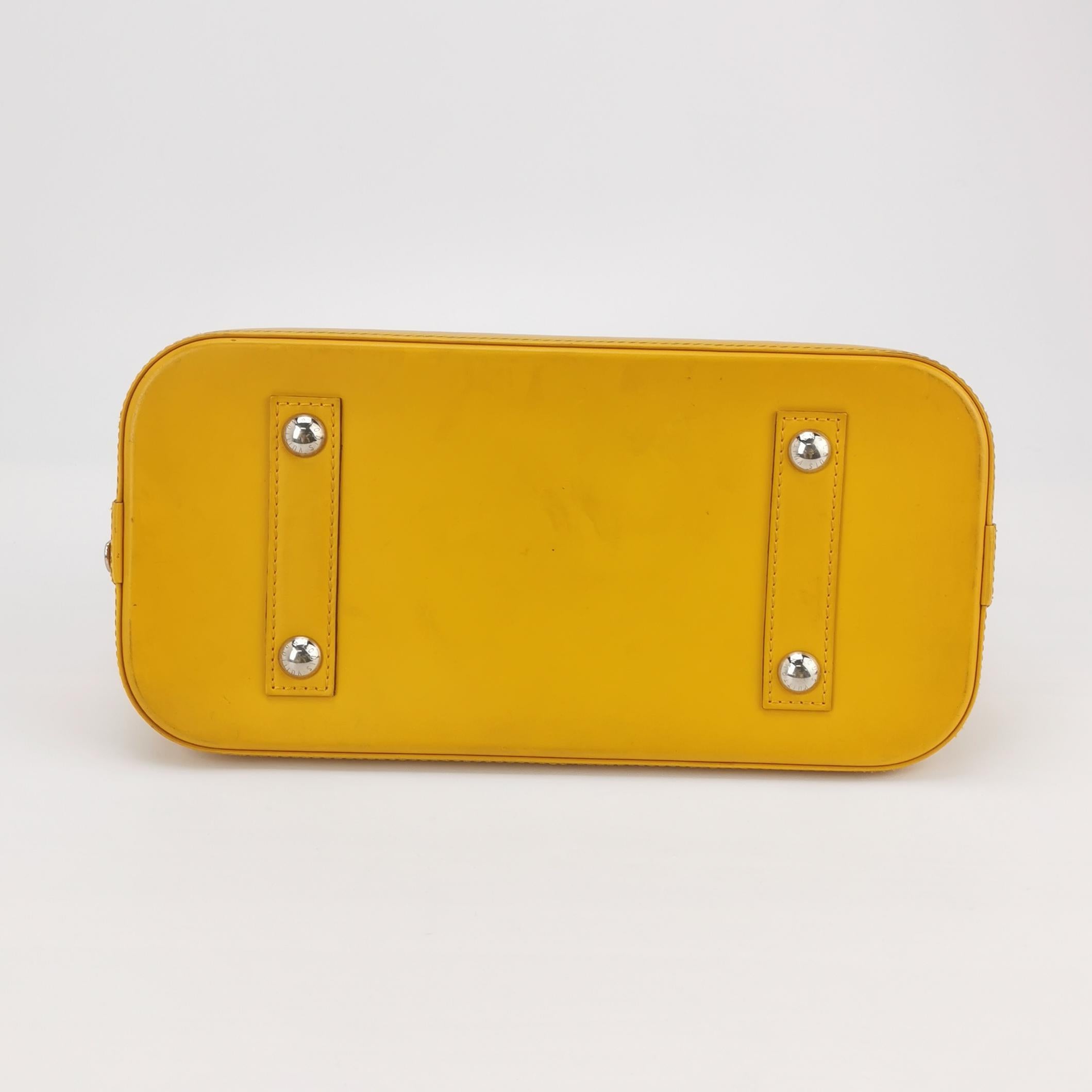 Sac Alma PM vintage en cuir épi jaune Louis Vuitton