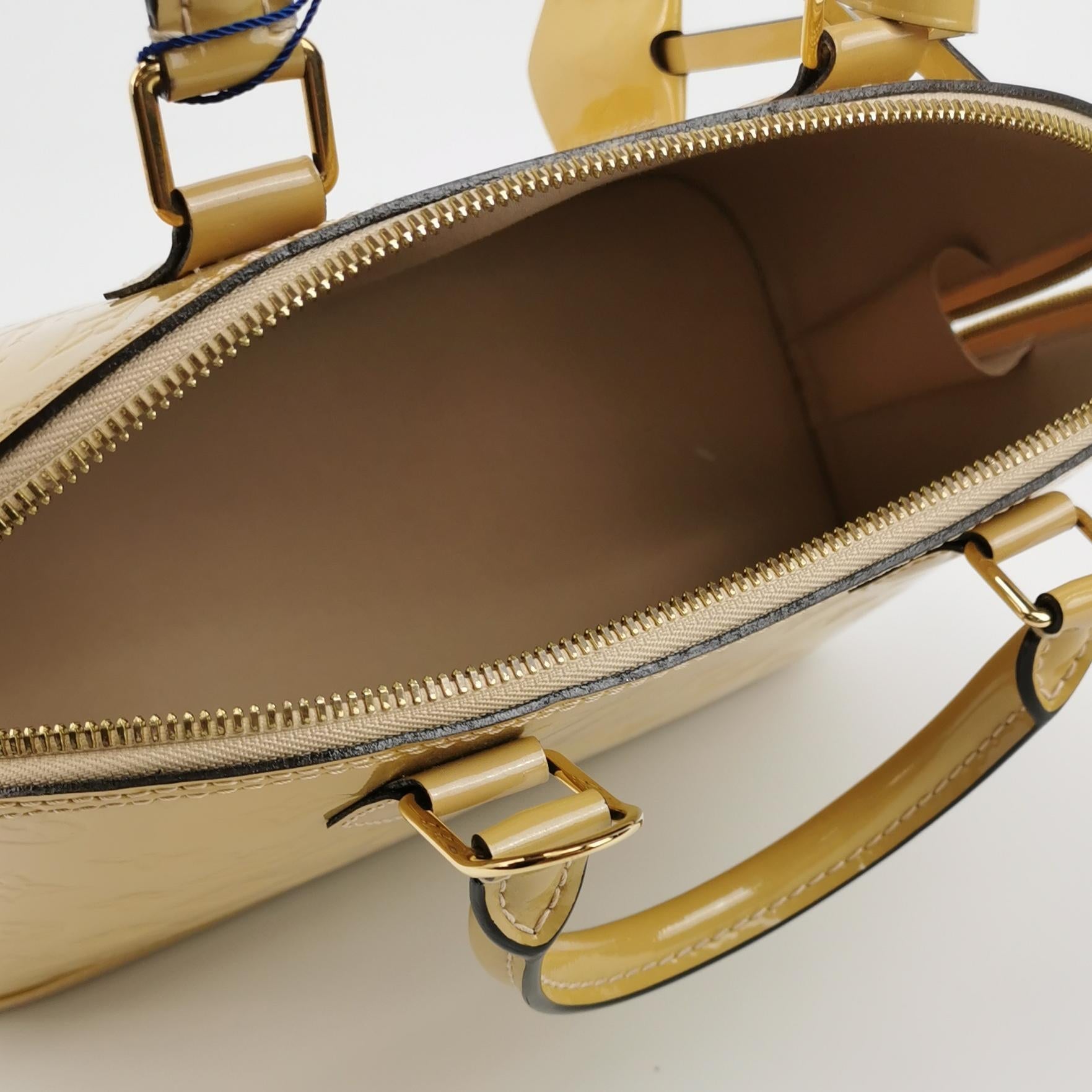 Sac Alma PM vintage en cuir verni beige Louis Vuitton