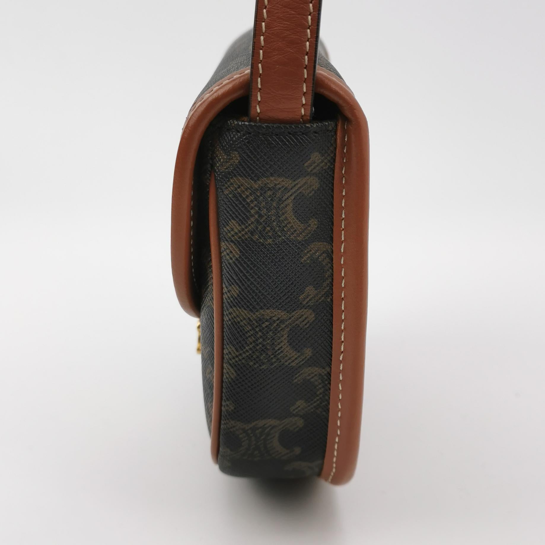 Sac Besace Triomphe en cuir monogram marron Celine