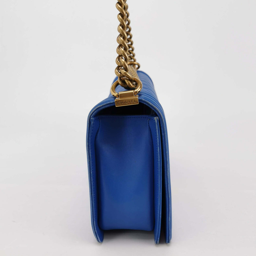 Sac Boy Medium en cuir bleu Chanel