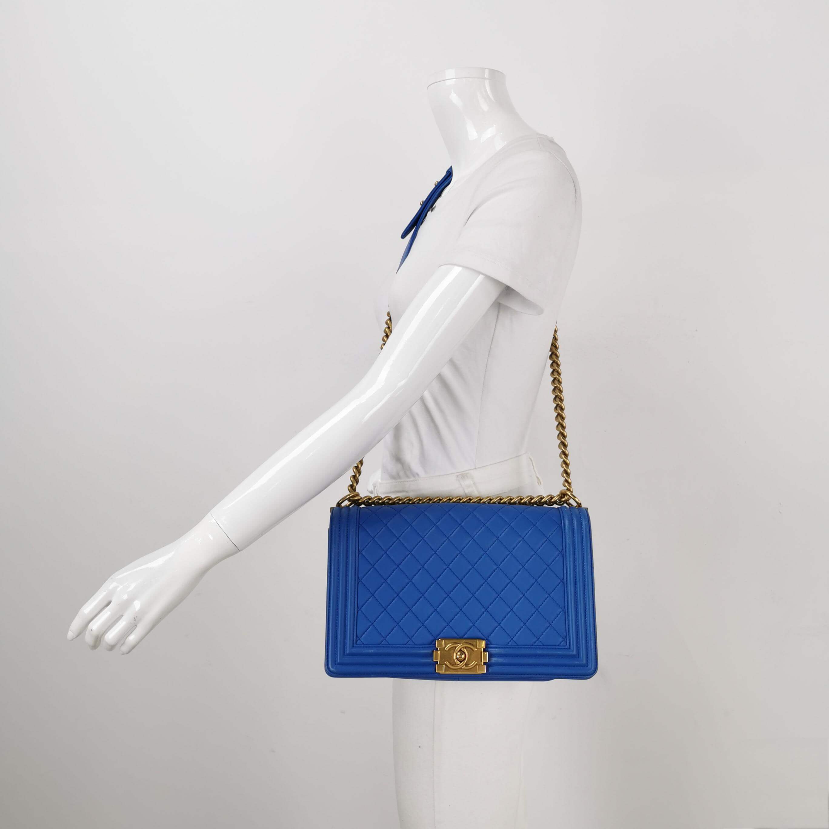 Sac Boy Medium en cuir bleu Chanel