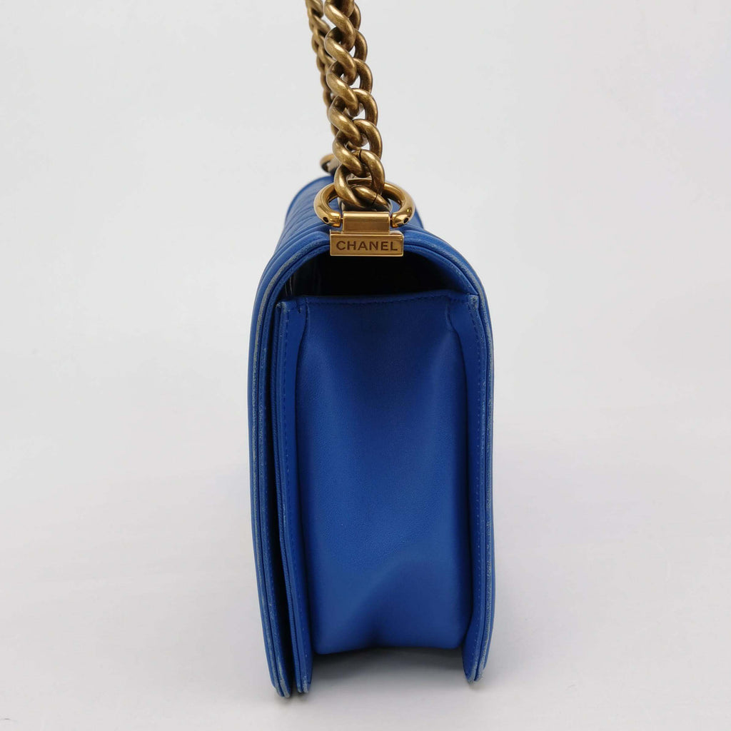 Sac Boy Medium en cuir bleu Chanel