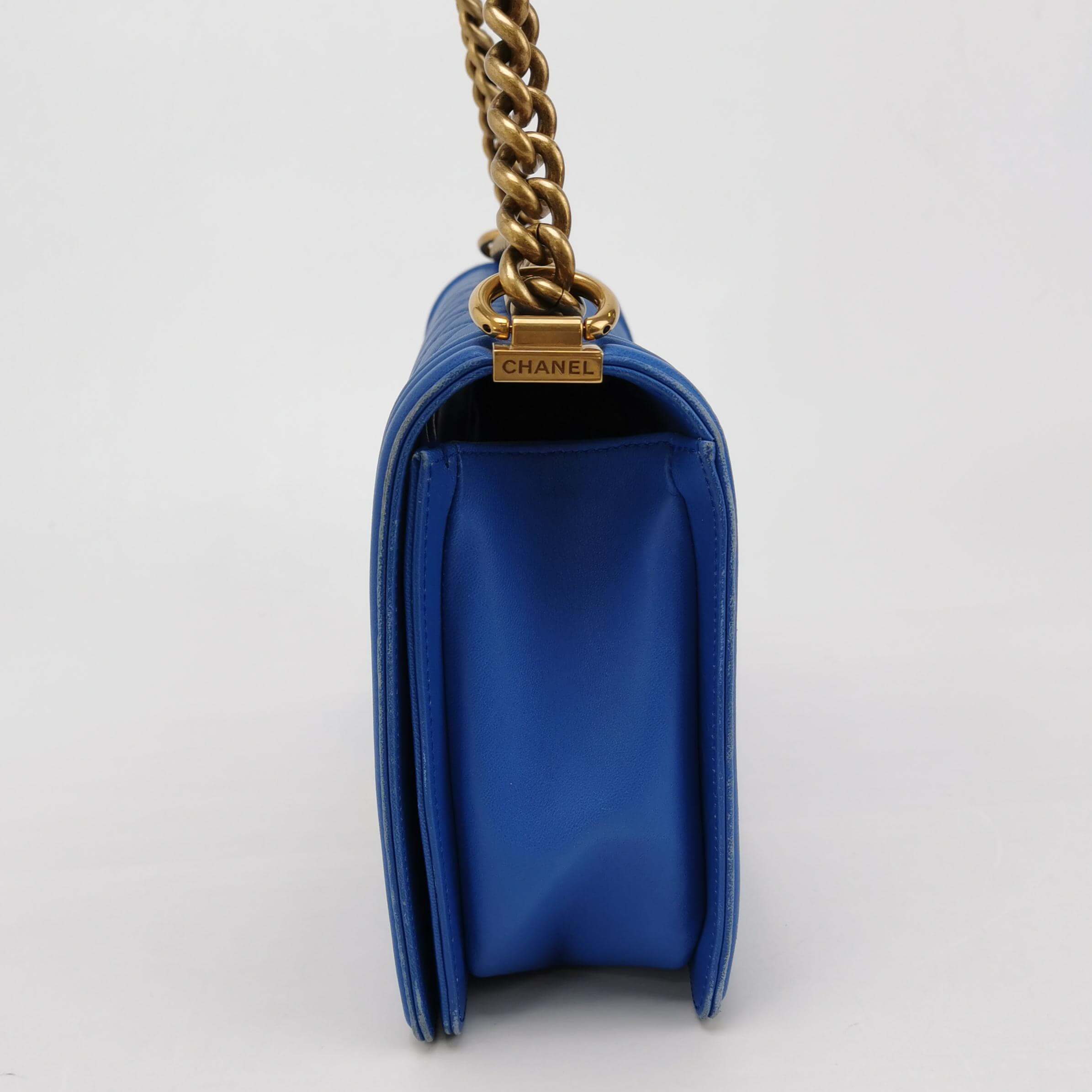 Sac Boy Medium en cuir bleu Chanel