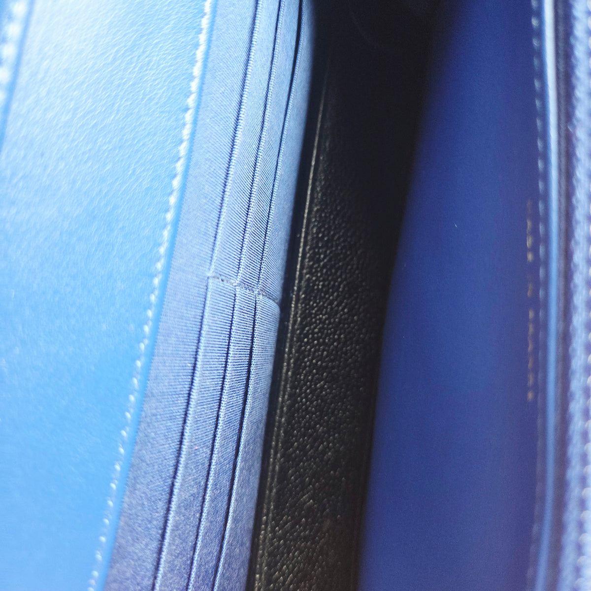 Bolso Boy WOC de piel Caviar azul