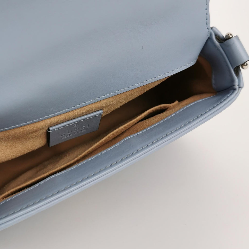 Sac GG Azure Marmont mini en cuir matelassé Gucci