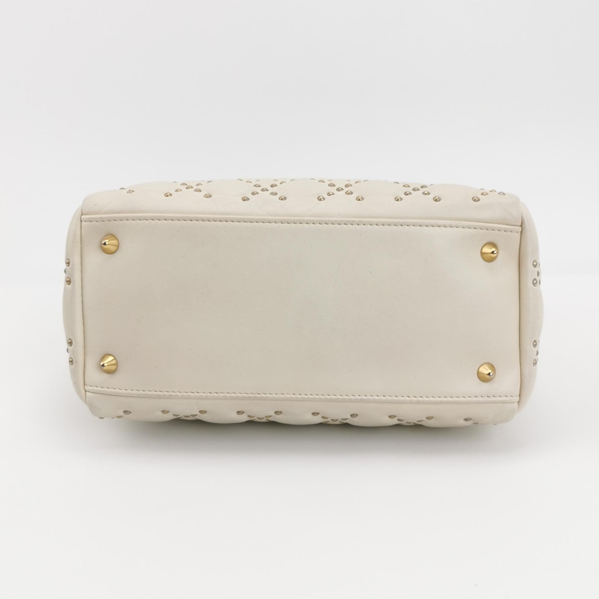 Sac Lady Dior en cuir blanc à clous Cannage Dior